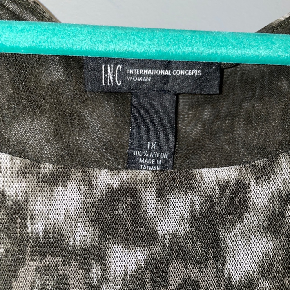 EUC INC International Concepts Camo Animal Print Blurred Ruched Top Size 1X - Picture 2 of 6